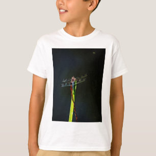 Camiseta Dragonfly azul y negro sobre hierba verde y roja