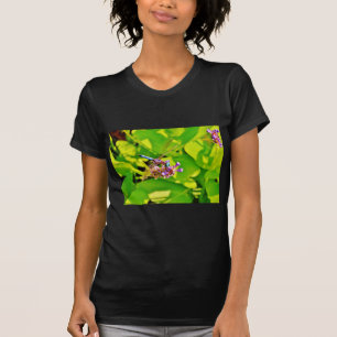 Camiseta Dragonfly de color arcoiris sobre una flor rosa mo