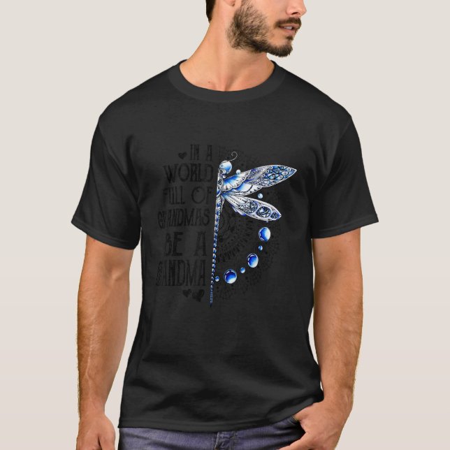 Camiseta Dragonfly In A World Full Of Grandmas Be A Grandma (Anverso)
