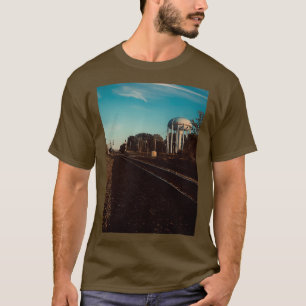 Camiseta Dramática torre de agua caliente por vías férreas
