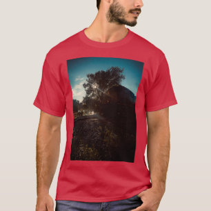 Camiseta Dramático tren cálido moviéndose en un puente ferr