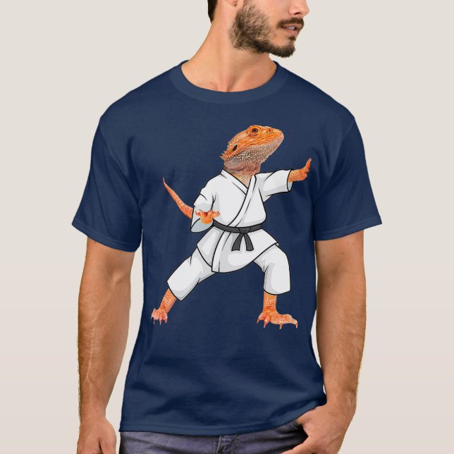 Camiseta Dramones con barba divertidos haciendo Karate Samu (Anverso)