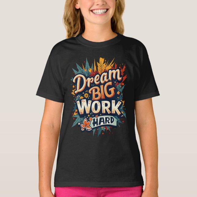 Camiseta Dream Big Work Tipografía Motivacional Dura (Anverso)