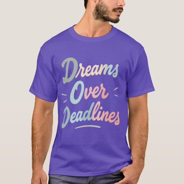 Camiseta Dreams Over Deadlines – Manifest More, Stress Less (Anverso)