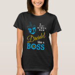 Camiseta Dreidel Como Un Jefe Hanukkah<br><div class="desc">Elegante DREIDEL COMO una camiseta Hanukkah BOSS, diseñada con dreidel azul y tipografía azul, amarilla y blanca. En la esquina superior derecha, puede leer los nombres de los cuatro lados dreidel en un formato de rompecabezas de palabras (HEI puede cambiarse a HEY o HAY, si es necesario). Dentro del O...</div>