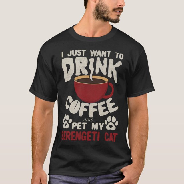 Camiseta Drink Coffee And Pet My Serengeti Cat Sayings Cat  (Anverso)