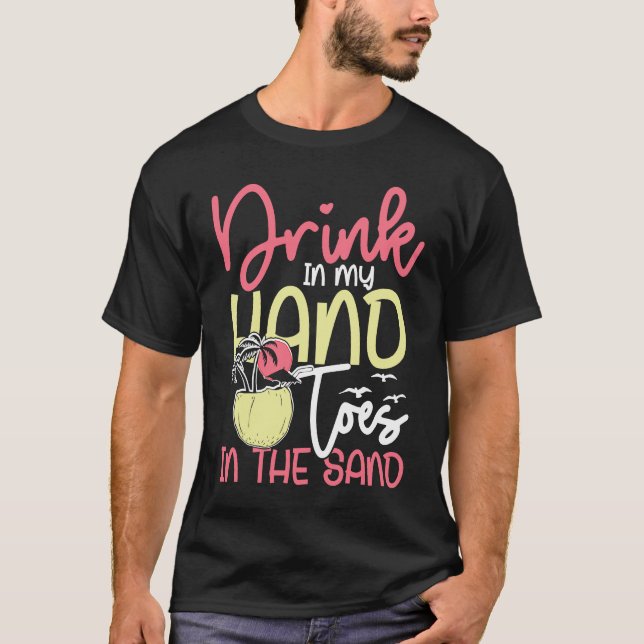 Camiseta Drink in my hand toes in the sand sunny holiday (Anverso)