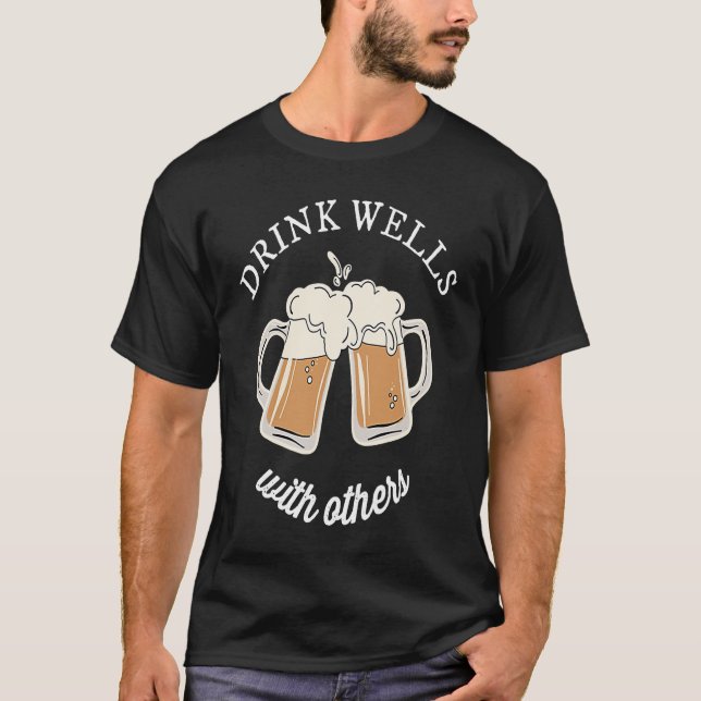 Camiseta Drink Wells With Others  Drinks Well Drinking  Pun (Anverso)