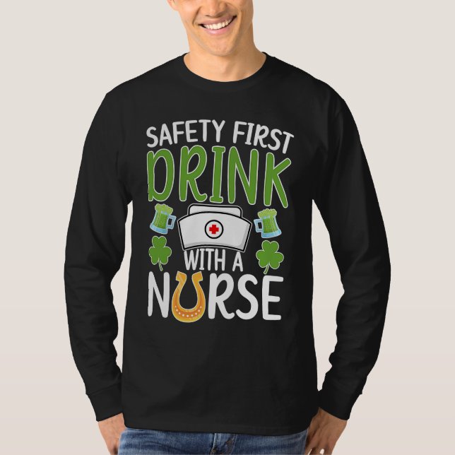 Camiseta Drink With A Nurse St Patrick's Day Nursing Shamro (Anverso)