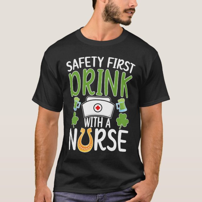 Camiseta Drink With A Nurse St Patrick's Day Nursing Shamro (Anverso)