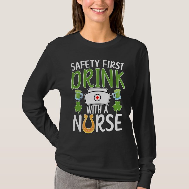 Camiseta Drink With A Nurse St Patrick's Day Nursing Shamro (Anverso)