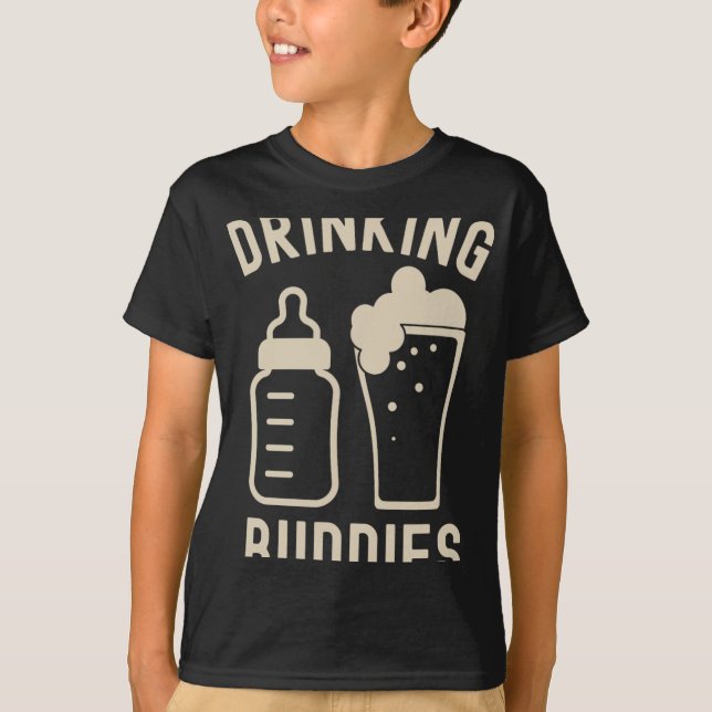 Camiseta Drinking Buddies Dad Grandpa New Baby Beer And Bot (Anverso)