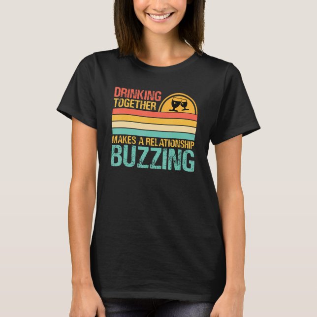 Camiseta Drinking Together Makes A Relationship Buzzing  Co (Anverso)