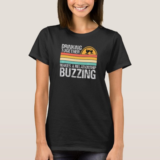 Camiseta Drinking Together Makes A Relationship Buzzing  Co (Anverso)