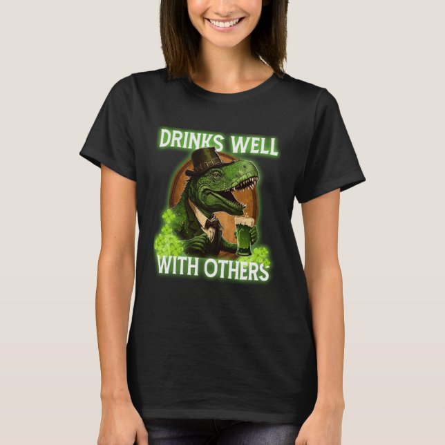 Camiseta Drinks Well With Others (Anverso)