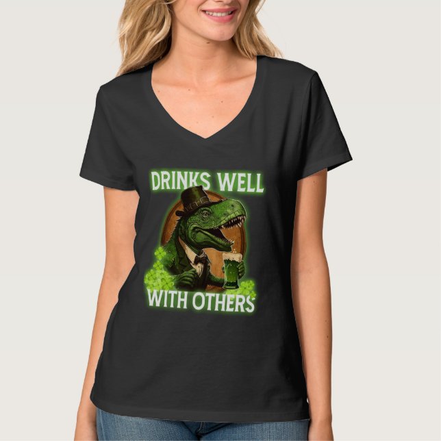Camiseta Drinks Well With Others (Anverso)