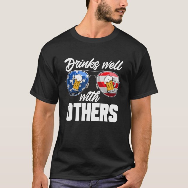 Camiseta Drinks Well With Others 4th Of July Drinking (Anverso)