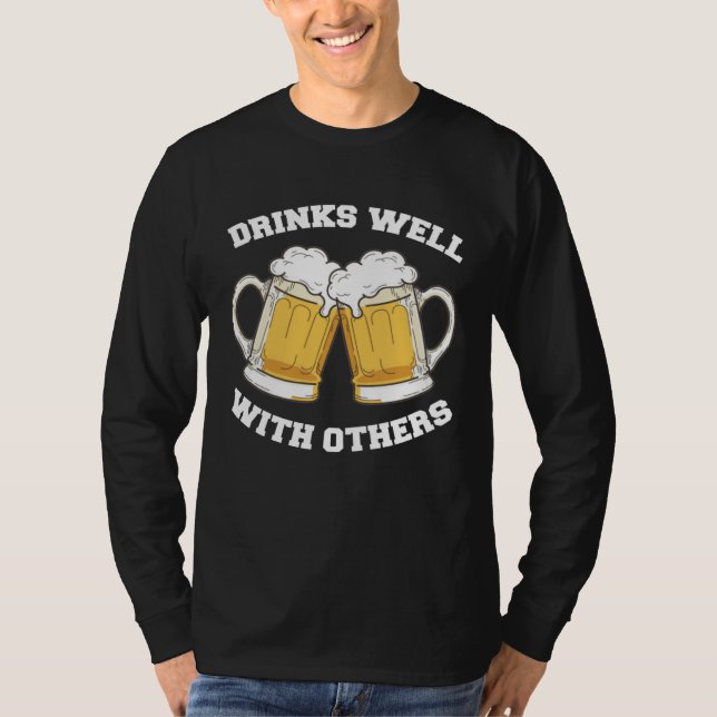 Camiseta Drinks Well With Others Beer Drinking (Anverso)