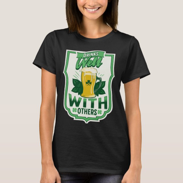 Camiseta Drinks Well With Others Beer Saint Patrick s Day D (Anverso)