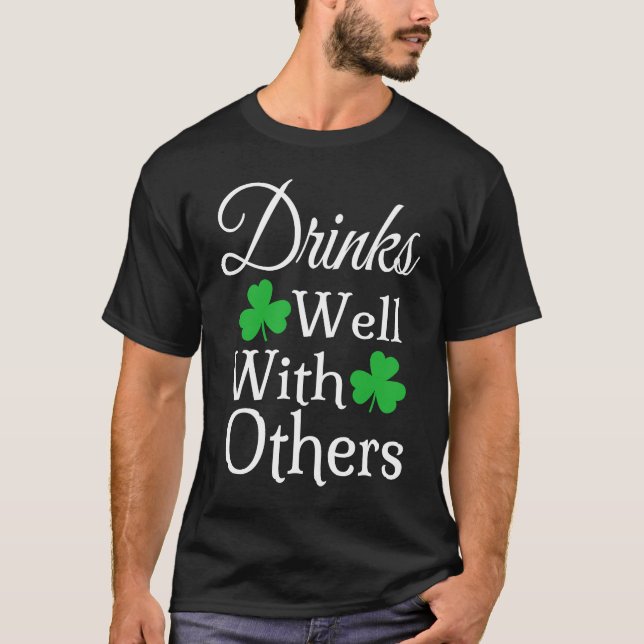 Camiseta Drinks Well With Others Irish  St Patricks Day Dri (Anverso)