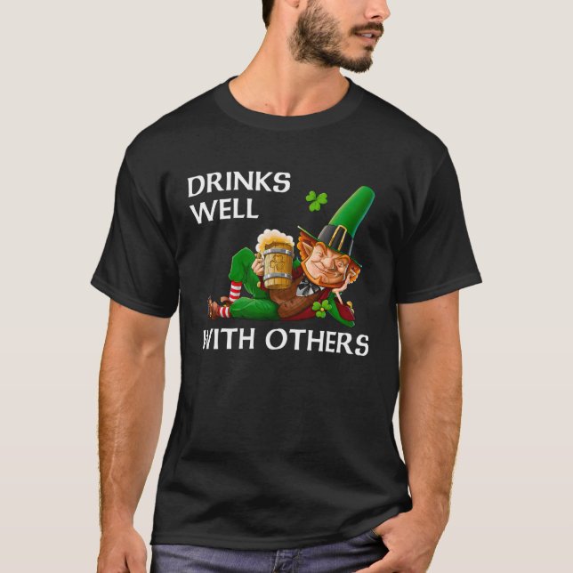Camiseta Drinks Well With Others Leprechaun Patrick s Day B (Anverso)