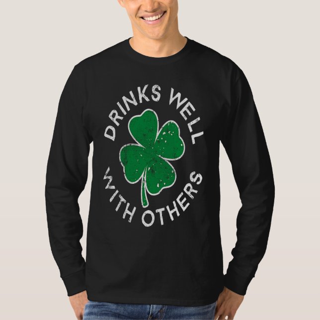 Camiseta Drinks Well With Others Lucky C St Patrick's Day (Anverso)