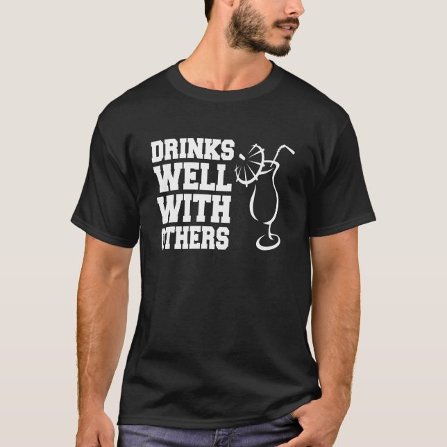 Camiseta Drinks Well With Others  Party Bartender (Anverso)
