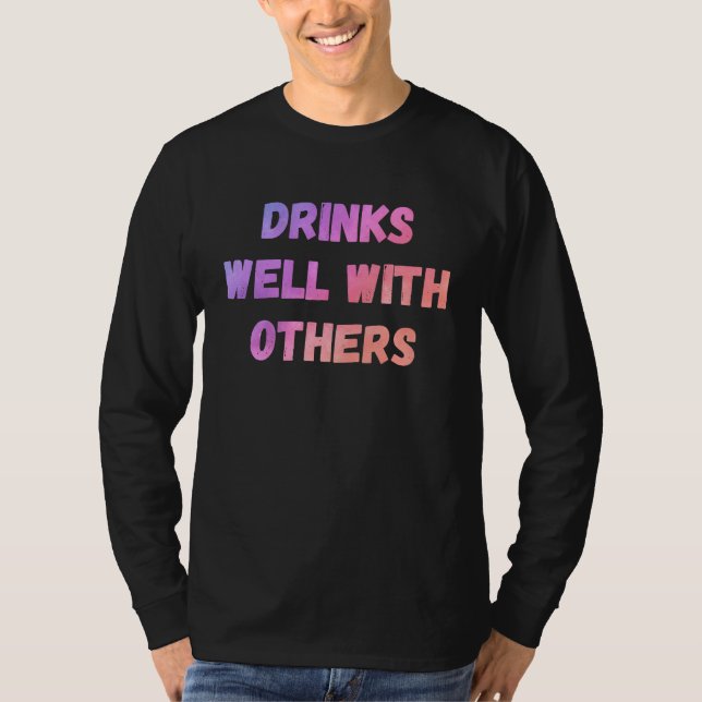 Camiseta Drinks well with others sarcastic rude  sayings (Anverso)
