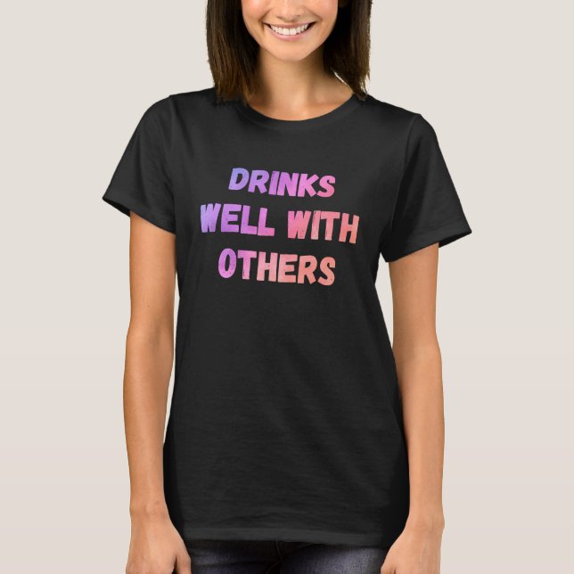 Camiseta Drinks well with others sarcastic rude  sayings (Anverso)