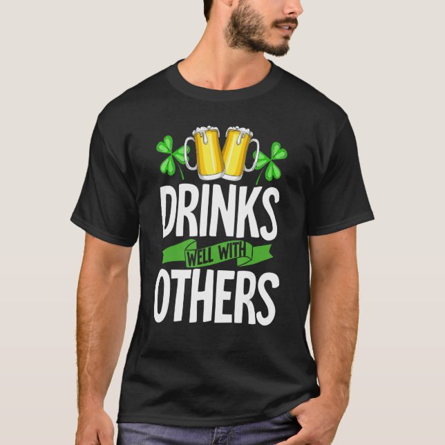 Camiseta Drinks Well With Others Shirt Drinks Well With Oth (Anverso)