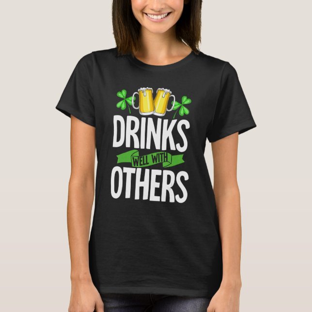Camiseta Drinks Well With Others Shirt Drinks Well With Oth (Anverso)