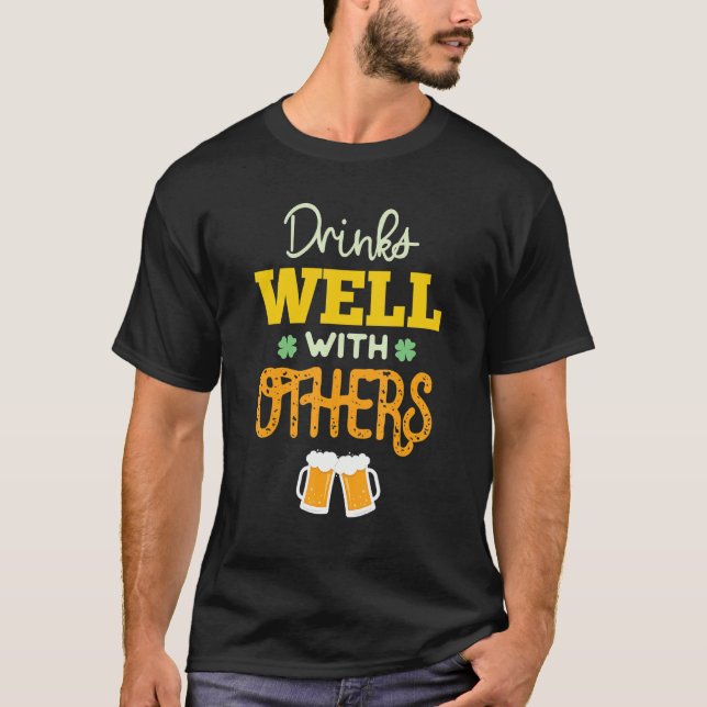 Camiseta Drinks Well With Others Shirt Drinks Well With Oth (Anverso)