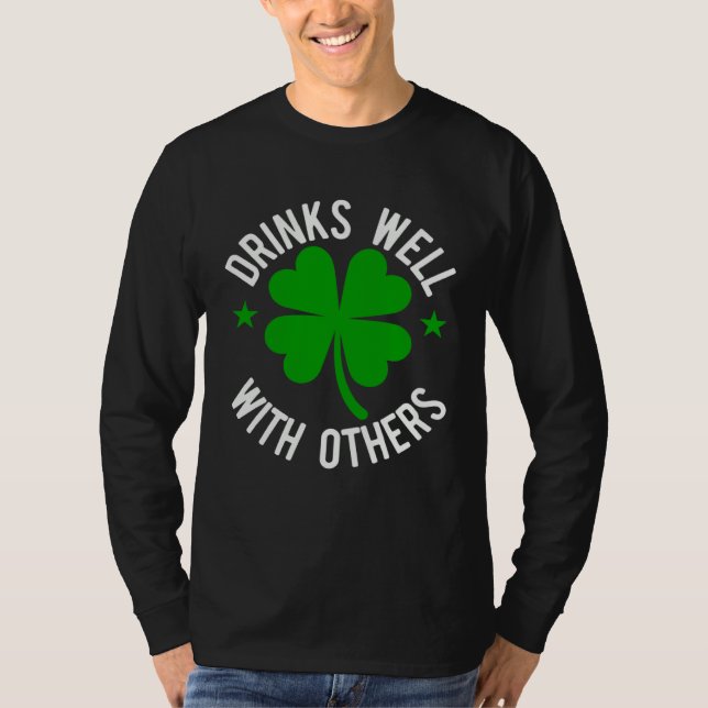 Camiseta Drinks Well With Others St Patrick s Day (Anverso)