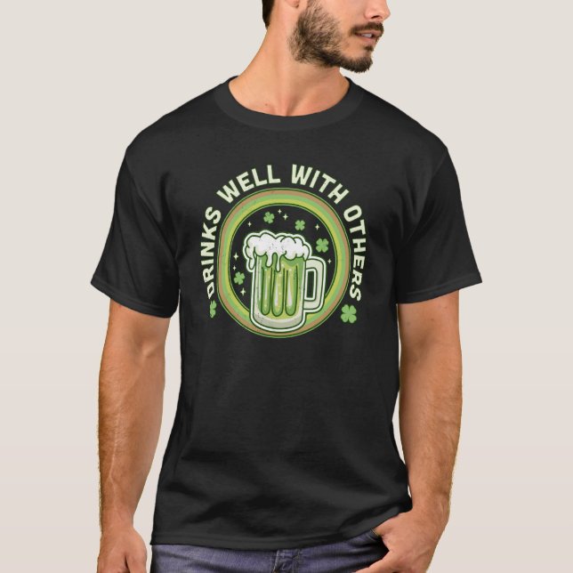Camiseta Drinks Well With Others St Patrick's Day Drinking  (Anverso)
