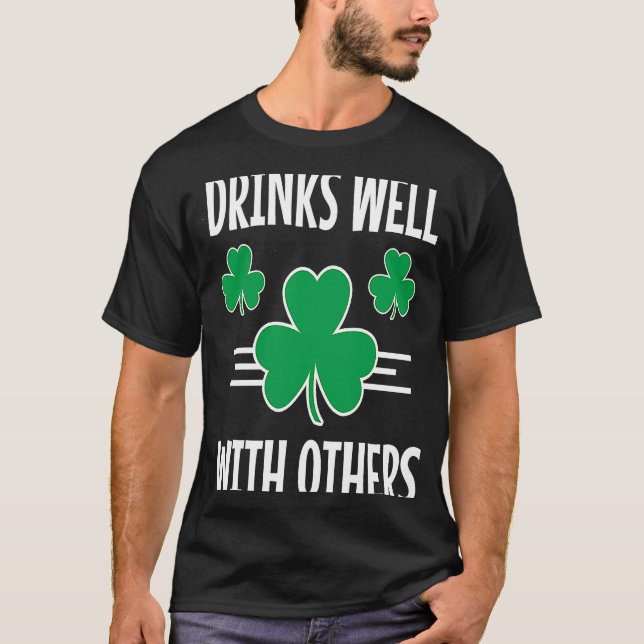 Camiseta Drinks Well With Others St Patricks Day Drinking   (Anverso)