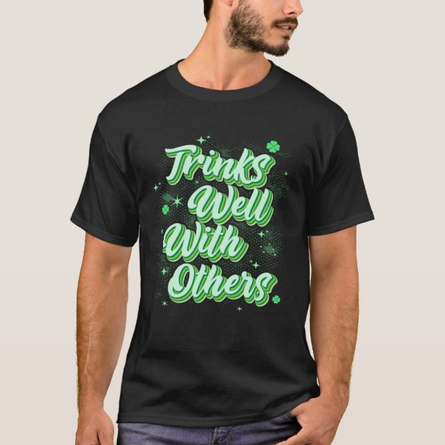 Camiseta Drinks Well With Others St Patricks Day Drunk Beer (Anverso)