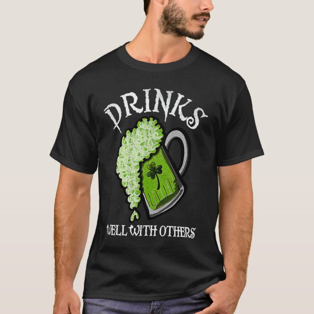Camiseta Drinks Well With Others St Patricks Day Men Women  (Anverso)