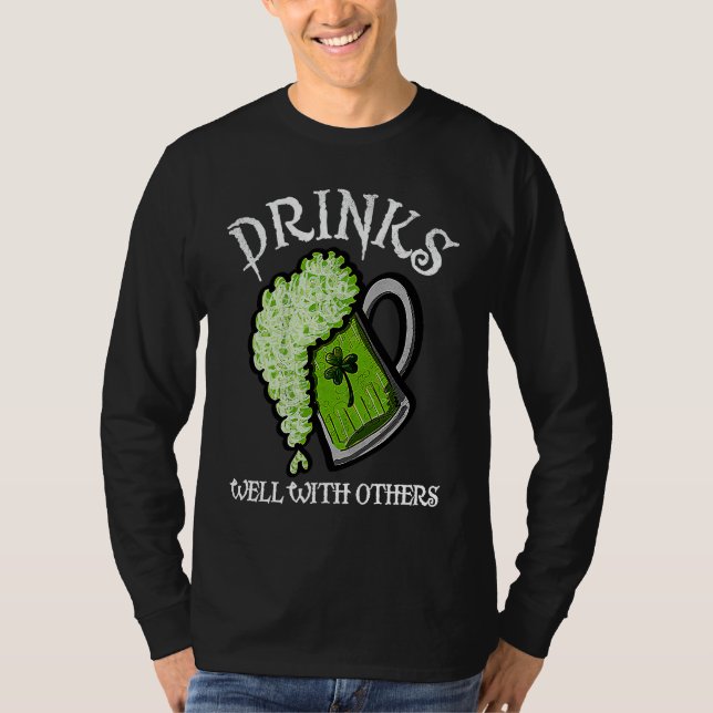 Camiseta Drinks Well With Others St Patricks Day Men Women  (Anverso)