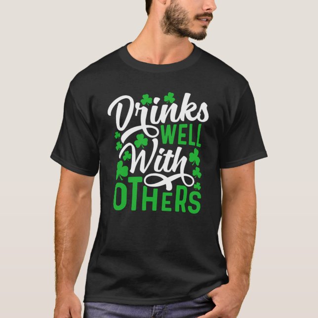 Camiseta Drinks Well With Others  St Patricks Day Shamrock (Anverso)