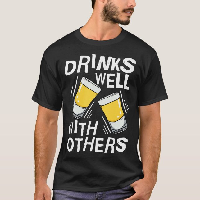 Camiseta Drinks Well With Others  Tequila Alcohol Drink (Anverso)
