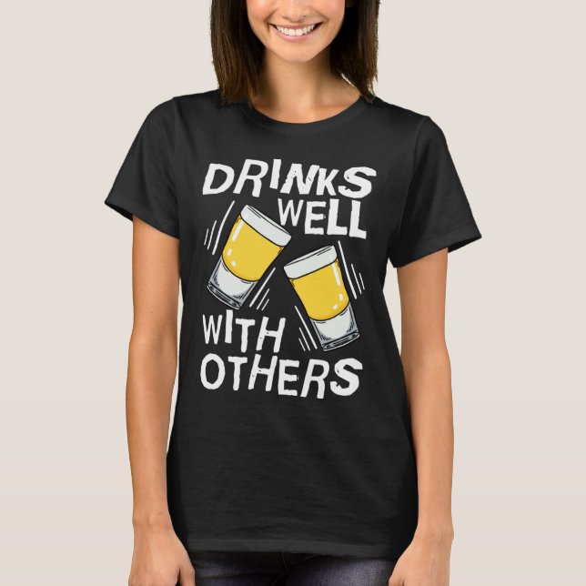 Camiseta Drinks Well With Others  Tequila Alcohol Drink (Anverso)