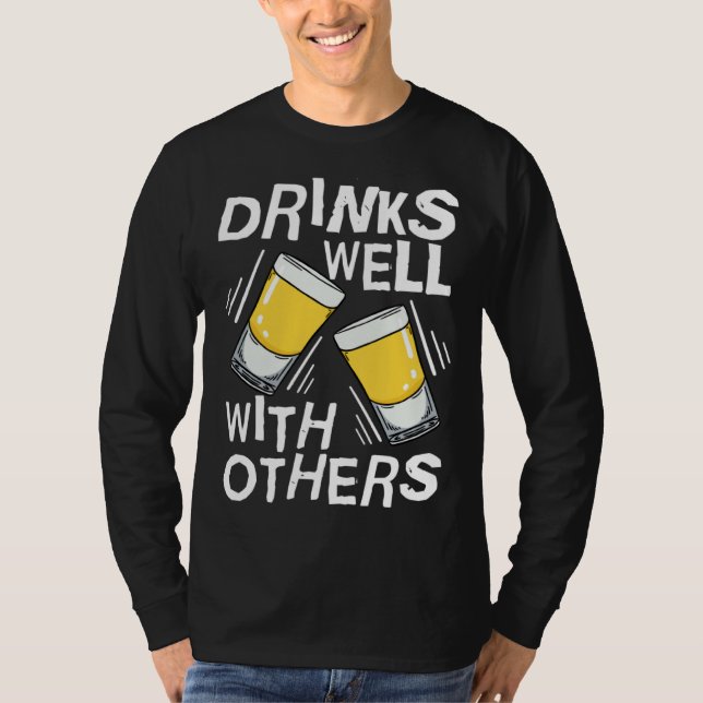 Camiseta Drinks Well With Others  Tequila Alcohol Drink (Anverso)