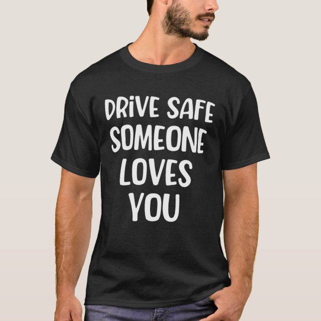 Camiseta Drive Safe A Alguien Te Ama Aparentar De Moda (Anverso)