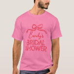 Camiseta Ducha de boda caprichosa coqueta con lazo haciendo<br><div class="desc">Ducha de boda caprichosa coqueta con lazo haciendo el nudo decoración moderna boho elegante y elegante para favor de la fiesta con diseño de camiseta a juego escrito a mano. Colección contemporánea roja y rosa.</div>