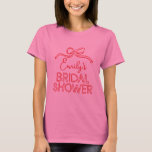 Camiseta Ducha de boda caprichosa coqueta lazo atando nudo<br><div class="desc">Ducha de boda caprichosa coqueta atando el nudo moderna boho elegante estilosa decoración de favor de fiesta escrita a mano diseño de camiseta a juego. Colección contemporánea roja y rosa.</div>