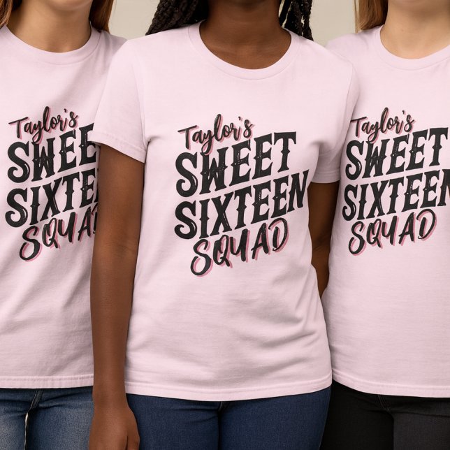 Camiseta Dulce Dieciséis Escuadrones de texto moderno negro (ink sweet sixteen squad t-shirts with bold black and pink lettering for birthday party group.)