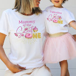 Camiseta Dulce Rosa Un Chica Primer Cumpleaños Mami<br><div class="desc">El dulce uno de los postres es el tema del primer cumpleaños,  de colores alegres,  con dulces,  diseñados con elementos dibujados a mano en rosa pastel y colores falsos de oro con elementos falsos de purpurina dorado.</div>
