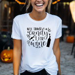 Camiseta Dulces para el vino Funny Halloween<br><div class="desc">su moderna camiseta de Halloween para mujeres es perfecta para el chica brujo de su vida. La camisa muestra un gráfico de brujas. El texto dice "Comercio de caramelos por vino" en una fuente elegante. Esta camisa es perfecta para cualquier evento de Halloween, desde truco o trato hasta un fiesta...</div>