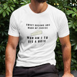 Camiseta Dulces sueños hechos de queso | Hombres<br><div class="desc">Los dulces sueños están hechos de queso.¿quién soy yo para despedir a un británico? Gracioso (¿cursi? pero de buena manera),  el tee presenta el dicho puntiagudo en un texto negro de estilo retro,  con un delicioso ilustracion de queso brie.</div>