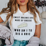 Camiseta Dulces sueños hechos de queso | Mujeres<br><div class="desc">Los dulces sueños están hechos de queso.¿quién soy yo para despedir a un británico? Gracioso (¿cursi?) tee presenta el dicho puntiagudo en un texto negro de estilo retro,  con un ilustracion de queso brie.</div>